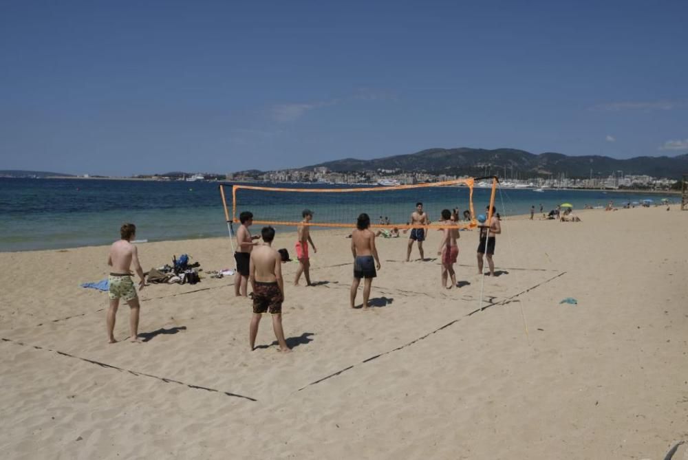 Los mallorquines disfrutan del primer fin de semana en la playa