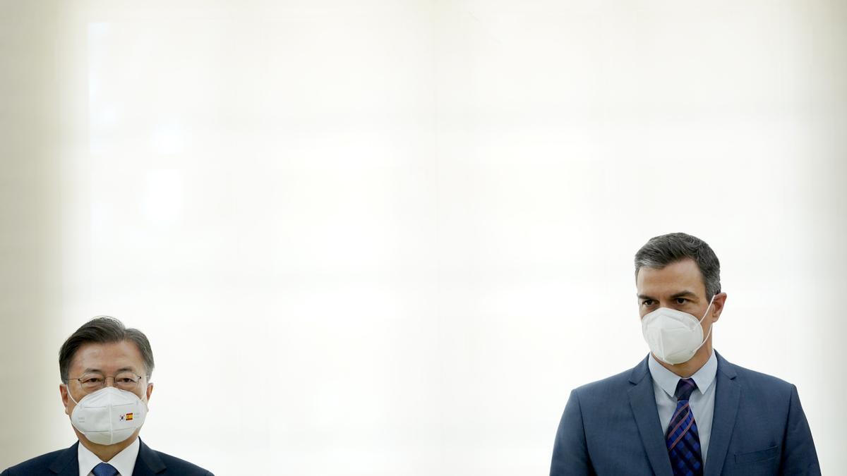 Pedro Sánchez recibe en Moncloa al presidente de la República de Corea, Moon Jae-in