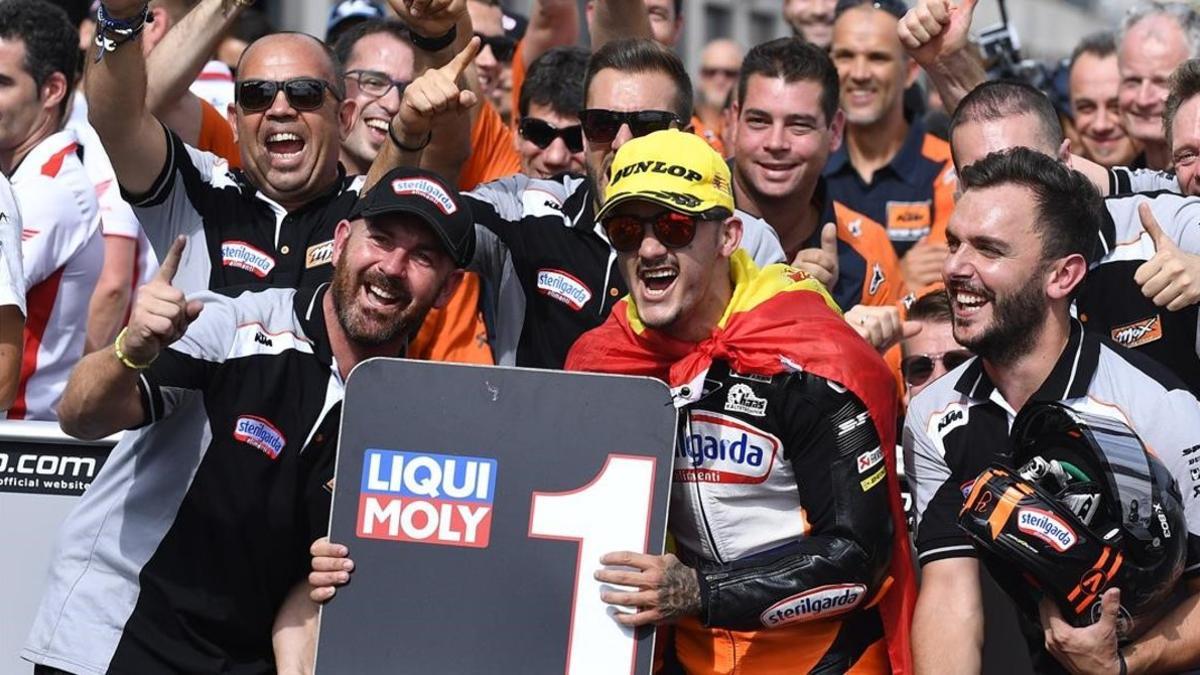 El valenciano Aron Canet (KTM) celebra hoy, en Motorland, con todo su equipo su tremenda victoria en Moto3.