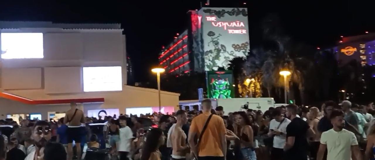 Los asistentes a la fiesta Ants abandonan el recinto de la discoteca.