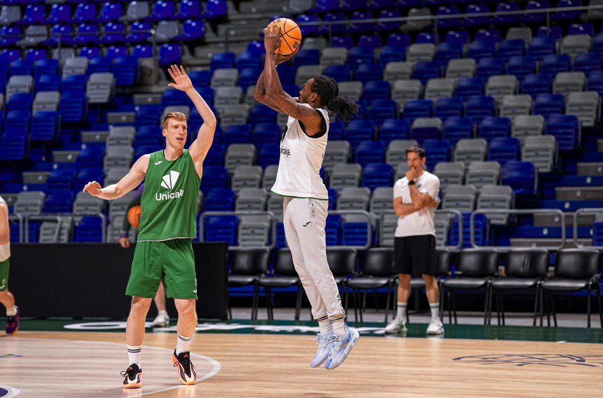 Perry lanza a canasta defendido por Alberto Díaz.