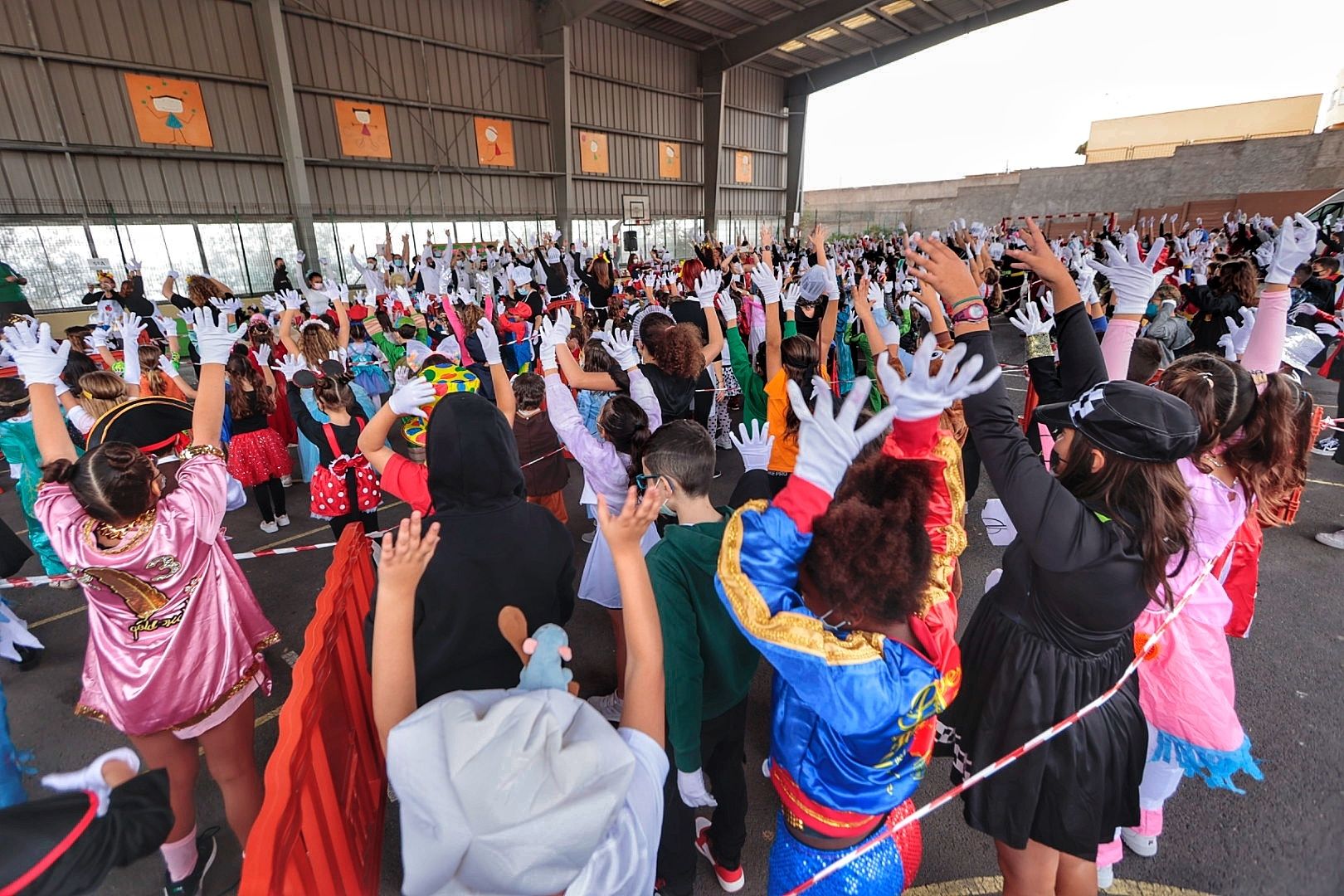 Diablos Locos celebra el Viernes de Carnaval con los alumnos del Príncipe Felipe de Candelaria