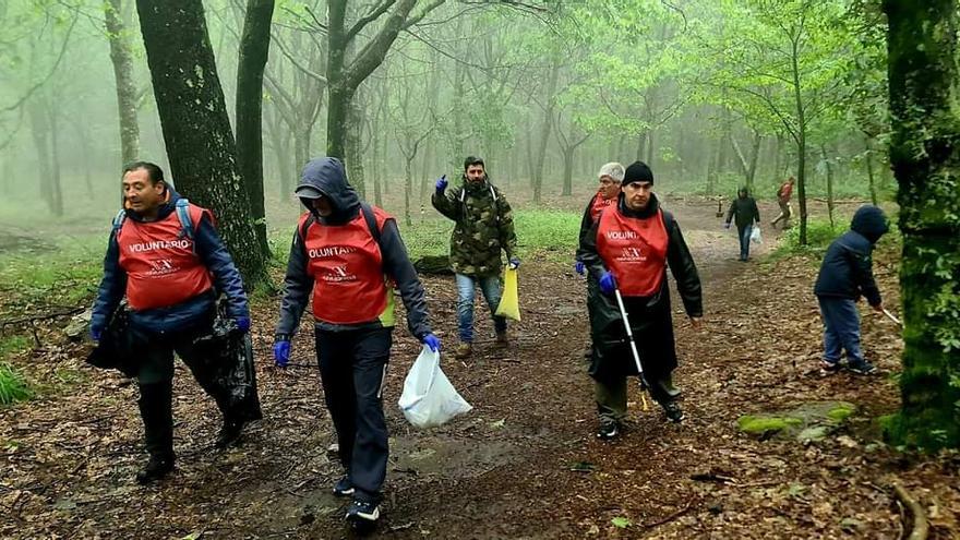 Voluntariado ecológico: Limpiar paseando, en el sendero del río Lagares