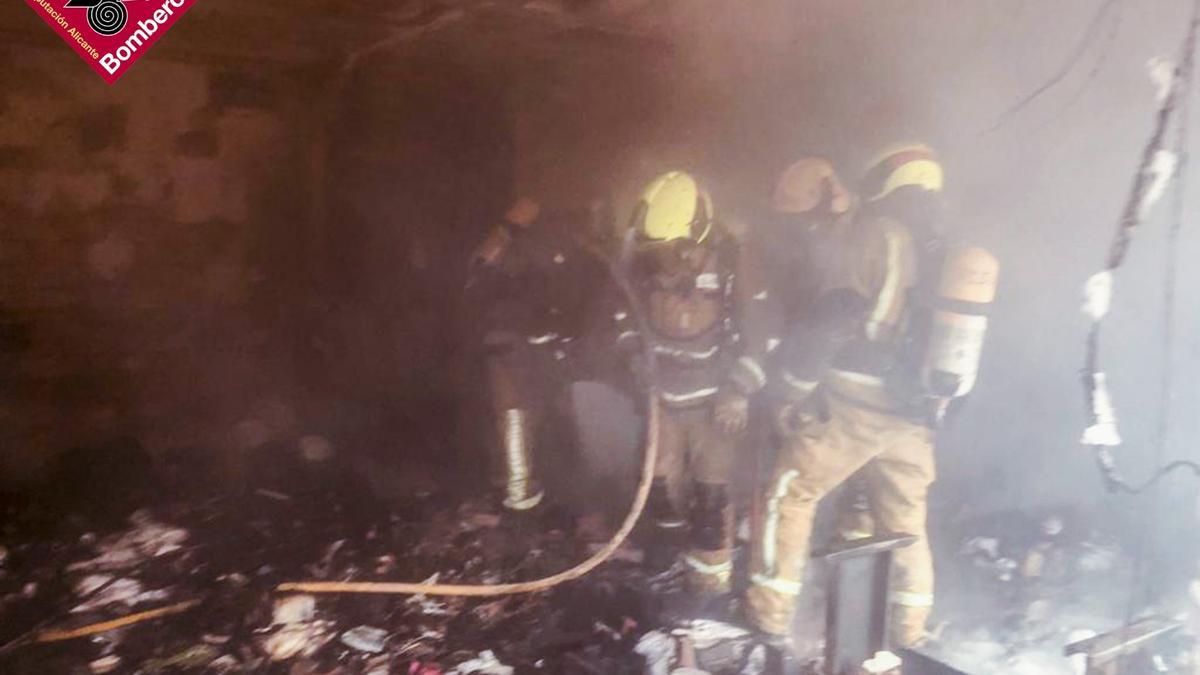 Los bomberos del Consorcio llegan al edificio incendiado en Monforte del Cid