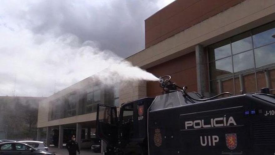 El cañón de agua de los antidisturbios desinfectará las calles de Madrid