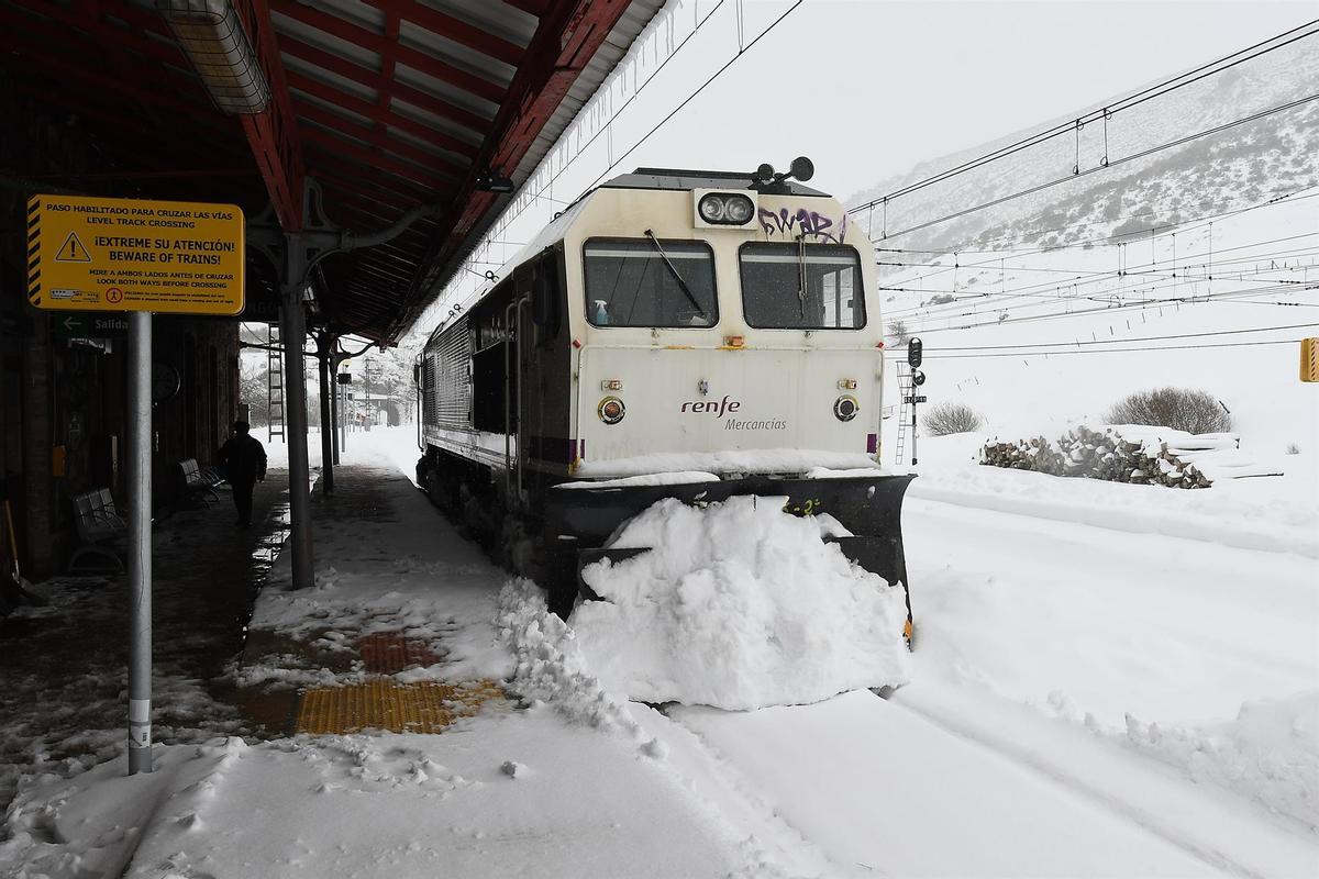 Una locomotora quitanieves retira la nieve en una estación de tren en León este domingo.