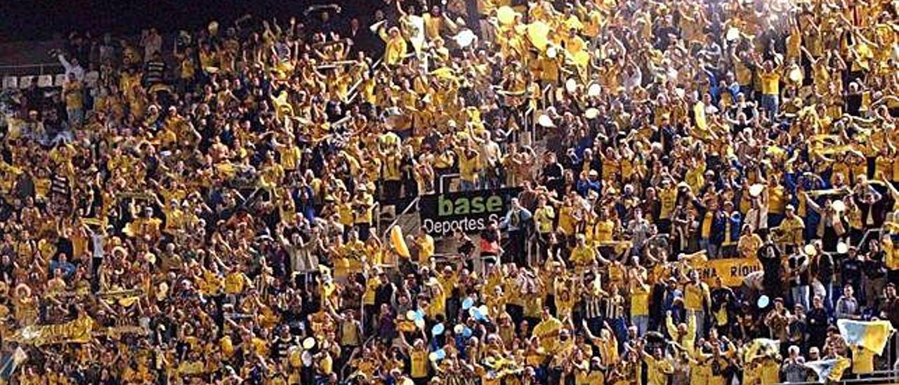 Al primer derbi de la temporada 2001-02, disputado en el Heliodoro Rodríguez López, se dieron cita unos 2.000 seguidores de la UD Las Palmas, que llenaron la zona habilitada para los equipos visitantes y celebraron por todo lo alto la victoria de su equipo (1-3). El amarillo, ese día, brilló en Santa Cruz.