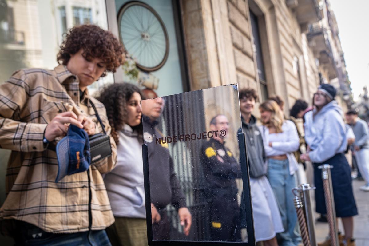 Colas en la inauguración de la mayor tienda de Nude Project en Barcelona. Colas en la inauguración de la mayor tienda de Nude Project en Barcelona.