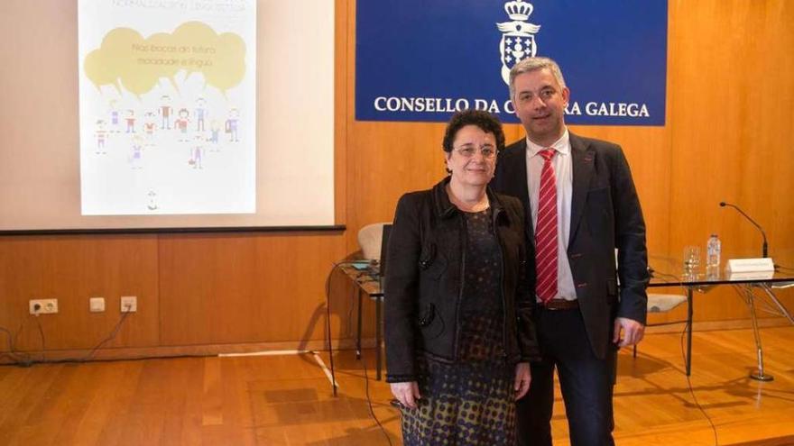 O secretario xeral de Política Lingüística, Valentín García, xunto coa catedrática e académica da RAG, Rosario Álvarez, na presentación do plan. // FdV