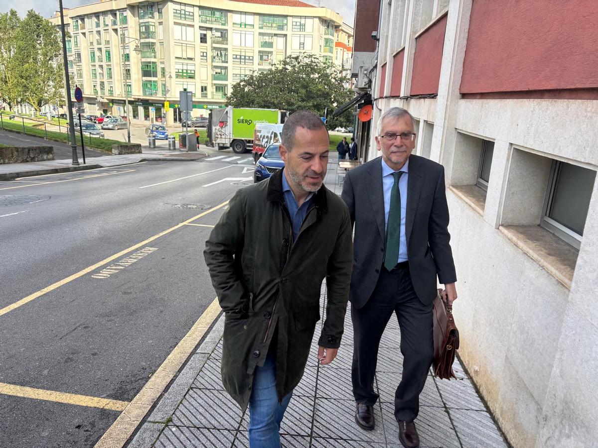 Ángel García y el abogado Luis Tuero, a la entrada del juzgado.