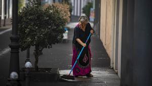 Una mujer barre la ceniza que ha llovido en Los Llanos de Aridane, a 1 de octubre de 2021, en Los Llanos de Aridane, La Palma.