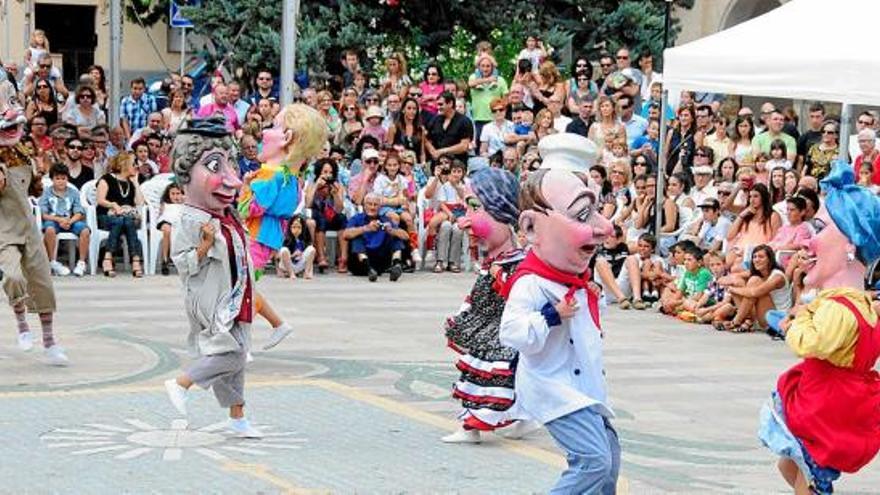 Els nans de Navàs en la ballada que van realitzar l&#039;any passat a la plaça per la festa major d&#039;estiu