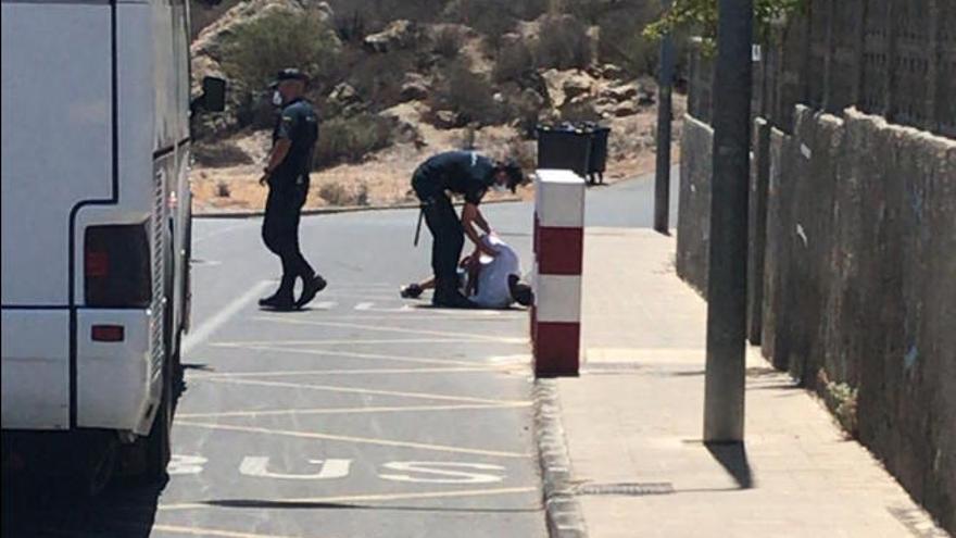 La Policía reduce a un vecino en Tunte.