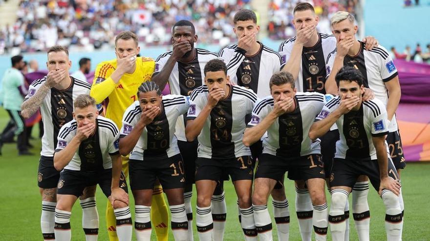 L&#039;onze inicial d&#039;Alemanya tapant-se la boca en un gest en contra la censura de la FIFA