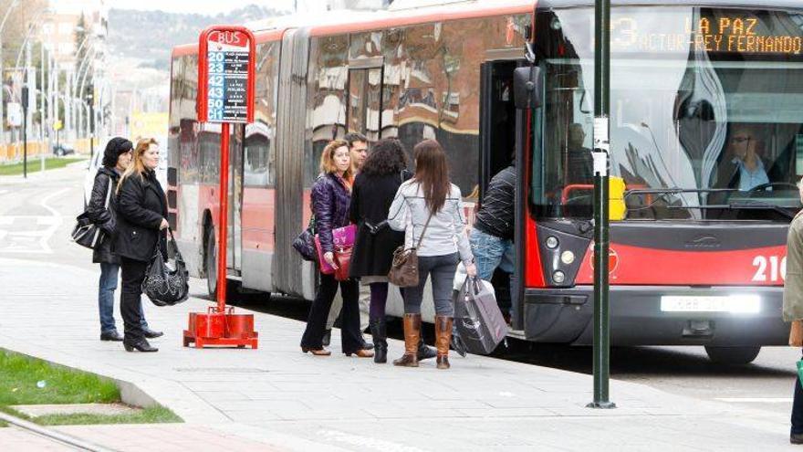 Los trabajadores del bus piden reincorporar ya a 22 despedidos