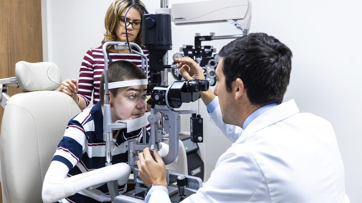 Un menor recupera la vista gracias a una pionera terapia génica ocular en Miami.