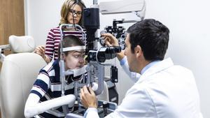 Fotografía cedida por la Universidad de Miami de Antonio Vento, ahora de 14 años, durante un control médico en Miami (EE.UU.). EFE/Universidad de Miami