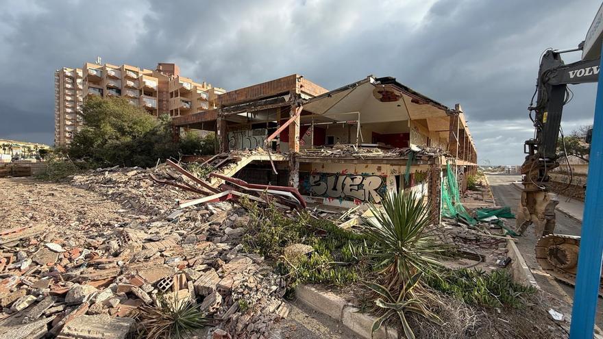 Demolición de las antiguas galerías comerciales situadas junto al hotel Doblemar, en La Manga del Mar Menor