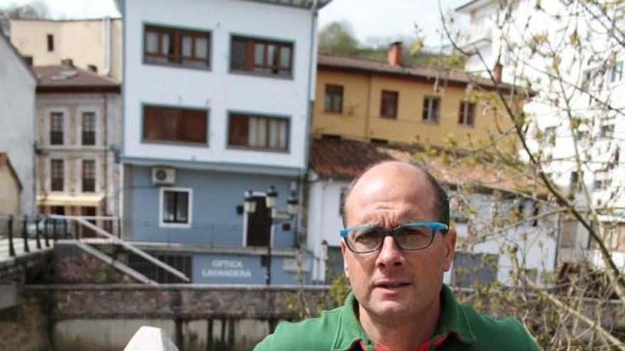 Vicente Llerandi, con una pala, junto al río Piloña.