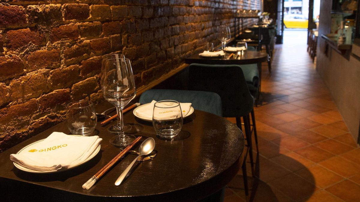 Las mesas altas del restaurante del restaurante Gingko.