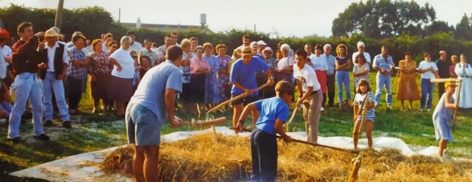 Malla a mano con ‘manlles’, en los años noventa en Dexo, en una Festa da Malla.   | // ASOCIACIÓN DE VECIÑOS DE DEXO