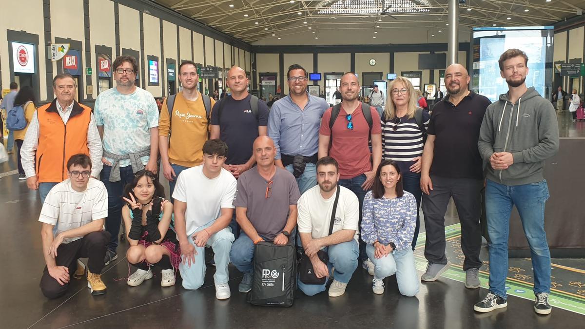 Los nueve alumnos con sus profesores este lunes antes de partir desde la estación de Alicante rumbo a Madrid