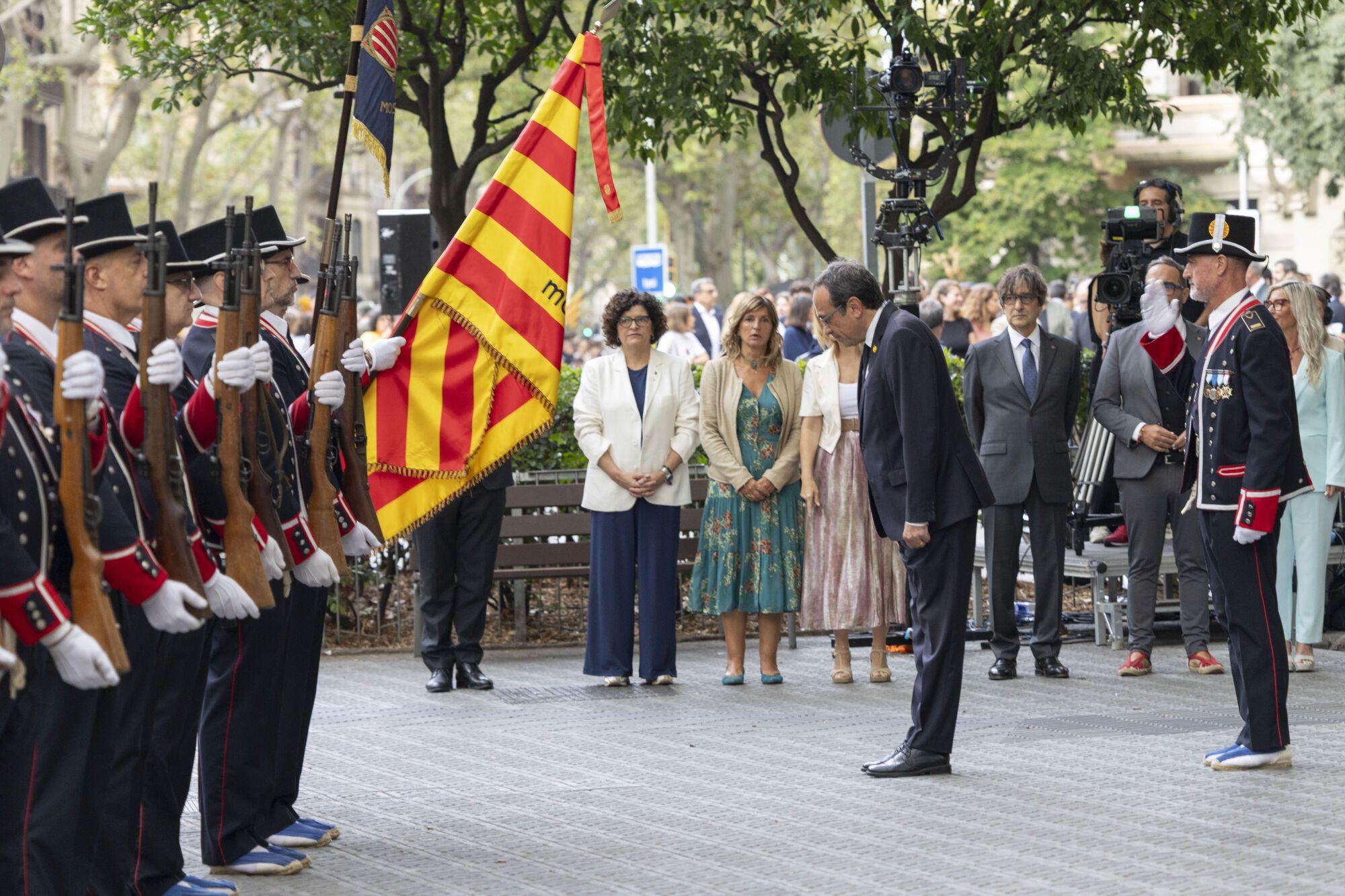 BARCELONA, 11/09/2025.- El presidente del Parlament, Josep Rull (c), encabeza la ofrenda floral de la Mesa de la Cámara catalana ante el monumento a Rafael Casanova, en el arranque de las celebraciones oficiales con motivo de la Diada, este jueves en Barcelona. EFE/Marta Pérez