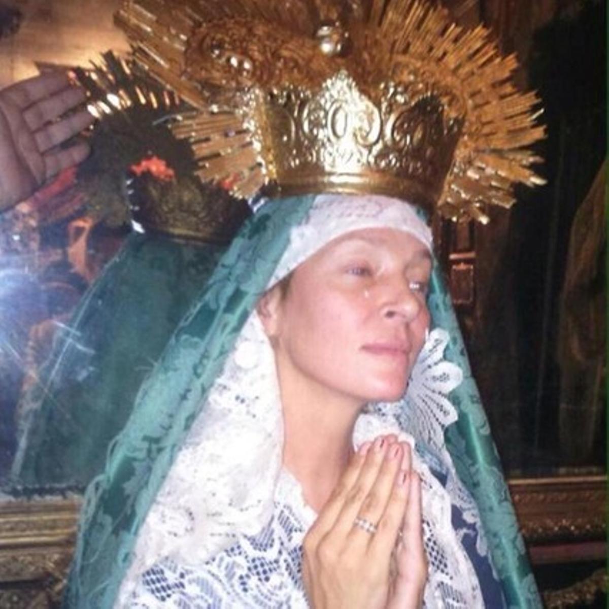 Uma Thurman posa vestida com una Dolorosa i rep el petó d’un admirador en un bar de la capital sevillana.