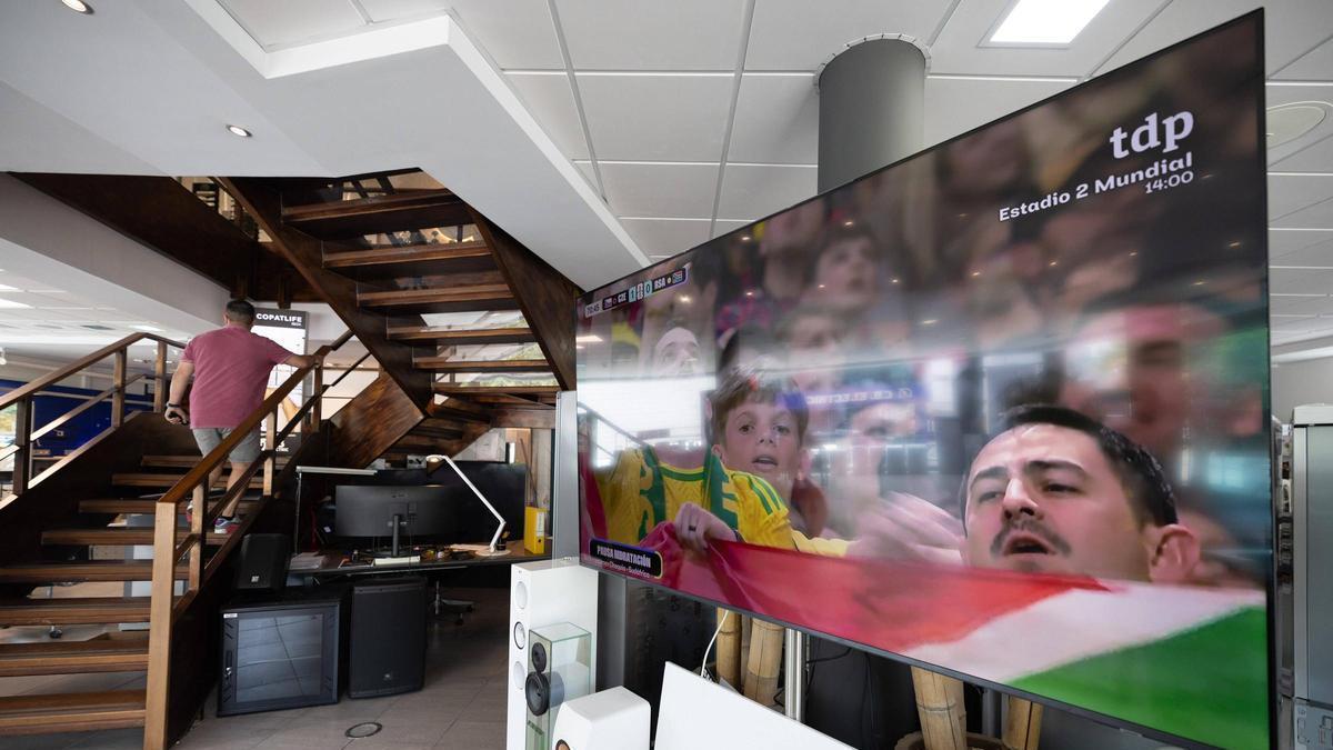 Un televisor de grandes dimensiones retransmite el Mundial en CB Electric