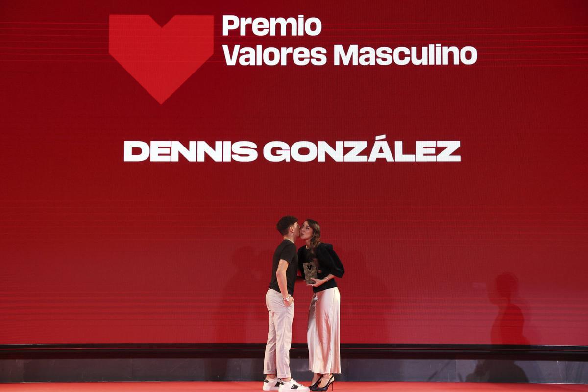 VIII Gala Valores del deporte de Diario Sport 2025.  Premio Valores Masculino: Dennis González, campeón del mundo en natación artística. Entrega el premio Iulene Servent, subdirectora del Diario Sport