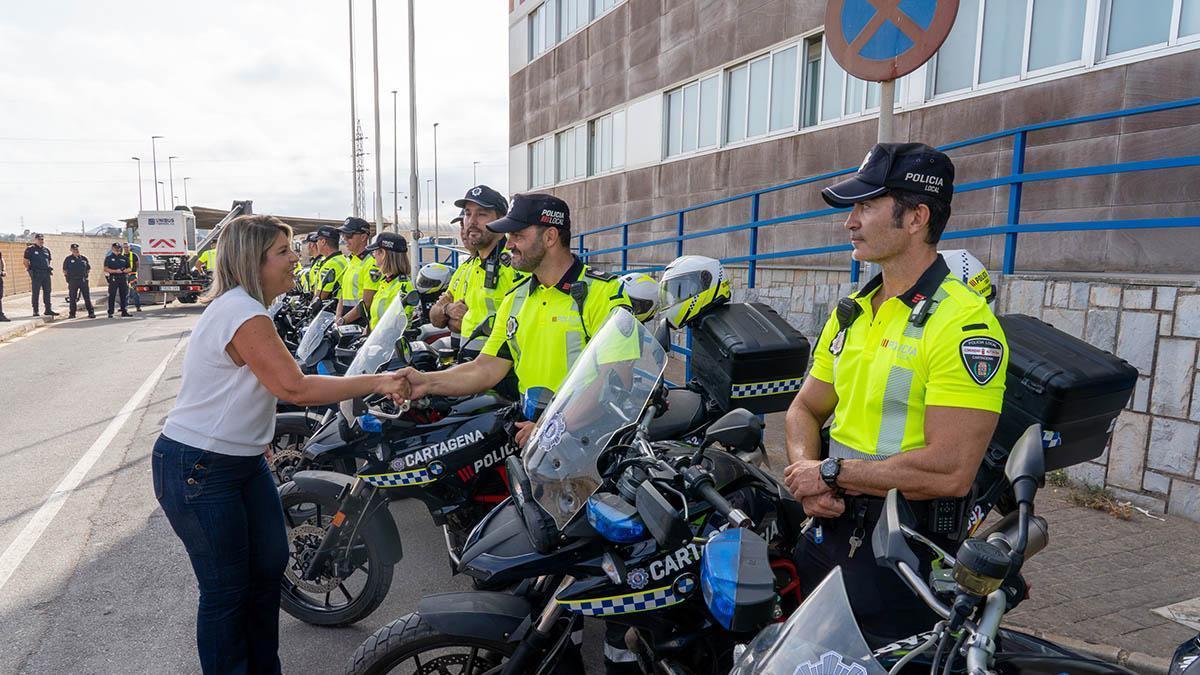La alcaldesa presenta el nuevo vestuario de la Sección de Movilidad de la Policía Local de Cartagena