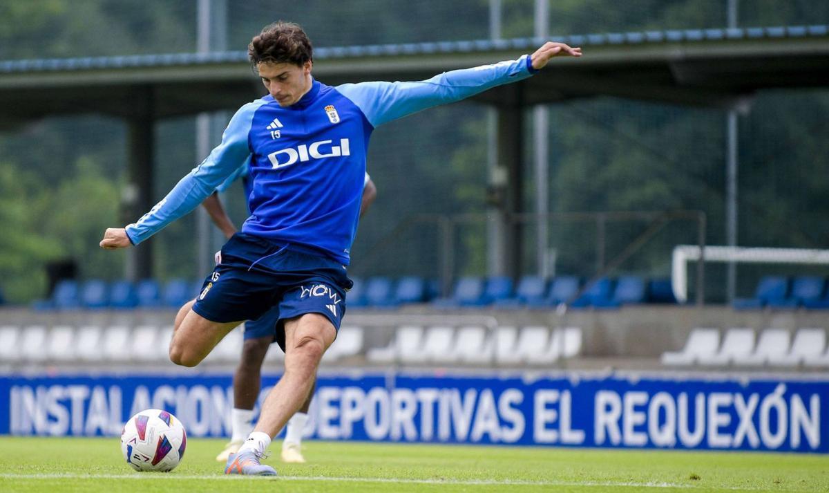 Luengo, en un  entrenamiento con  el Oviedo. | |  R. O.