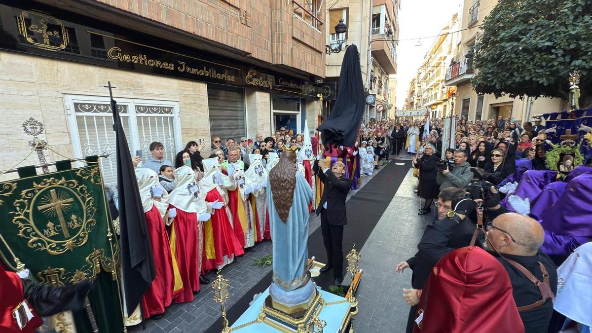 José Cuenca, caballero portaestandarte de Callosa de Segura, en el momento de retirar el manto a la Virgen