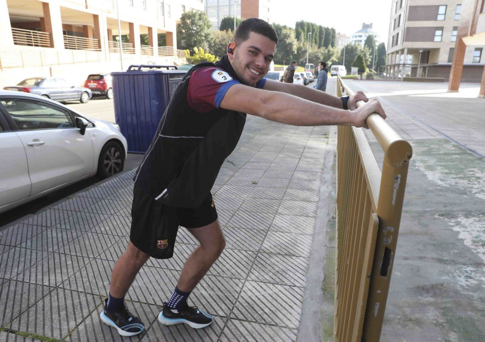 Ovidio Mejido hace estiramientos en Valgranda.
