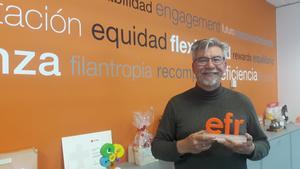 Roberto Martínez, director de la Fundación MásFamilia, junto al certificado EFR