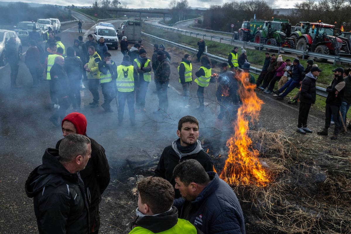Los agricultores protestan en Ourense por el pacto de Mercosur: quemas y cortes de carretera