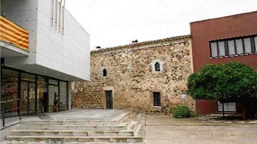 Imatge actual de l&#039;edifici de l&#039;Ajuntament al costat de l&#039;antiga masia de Cal Ferrer, que quedaran connectats.