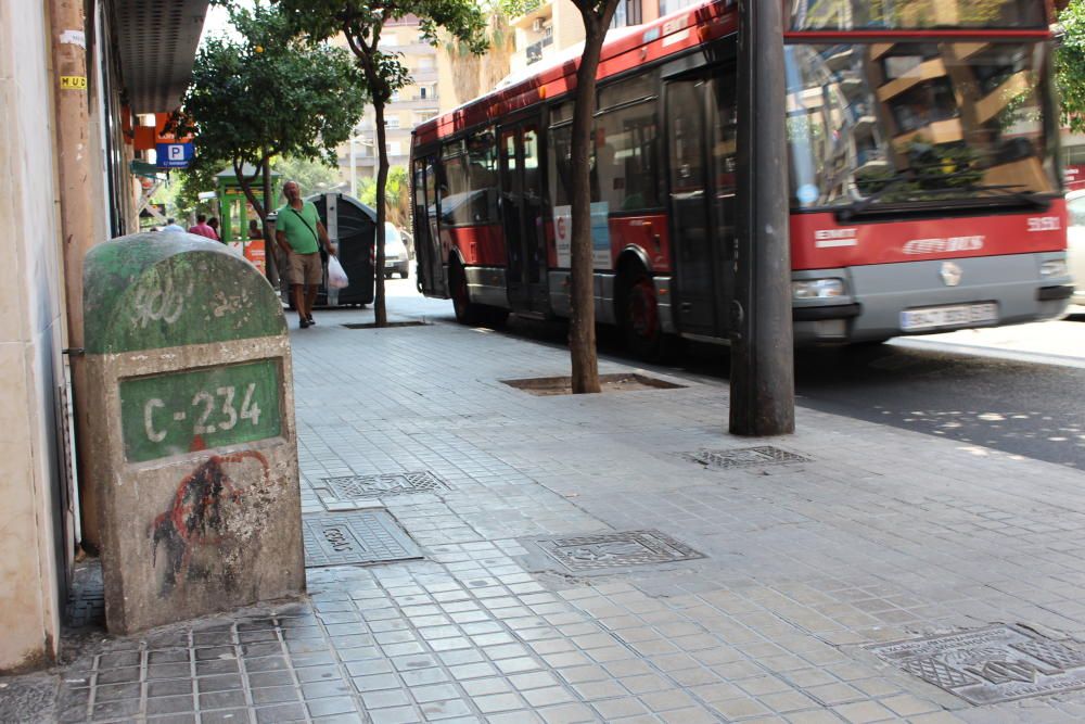 Kilómetro 1 de la Comarcal 234, en la Avenida de Burjassot, junto a una tienda, semienterrado y en mal estado.