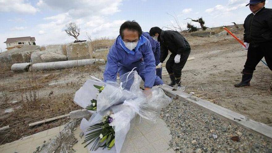 Japón recuerda en silencio el terremoto y el tsunami tres años después