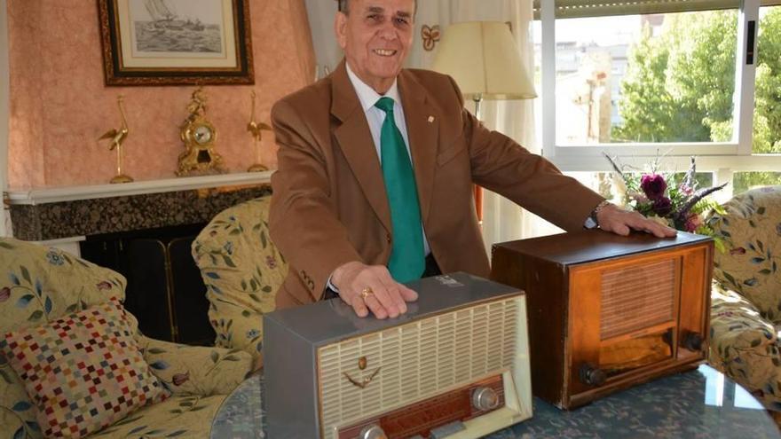 El locutor Juan Sánchez junto a dos radios de época en su casa de Cieza.