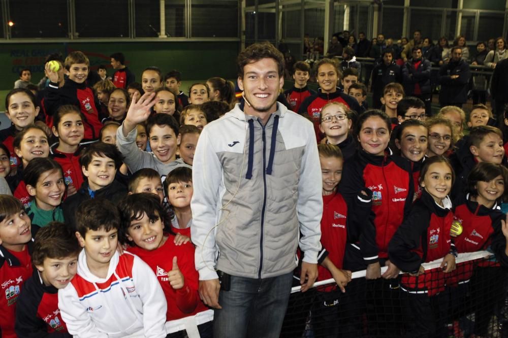 Pablo Carreño muestra sus trofeos y charla con los jóvenes tenistas del Grupo Covadonga