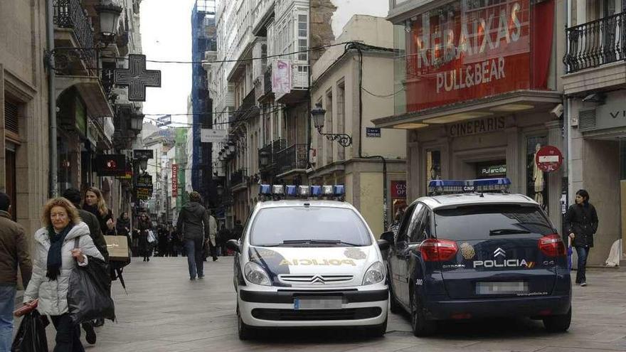 Dos coches de la Policía Nacional en la calle Real, en una foto de archivo.