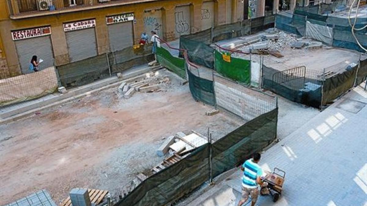 Desolador aspecto de la calle de Navas de Tolosa, afectada por las obras, pero sin ningún obrero trabajando.