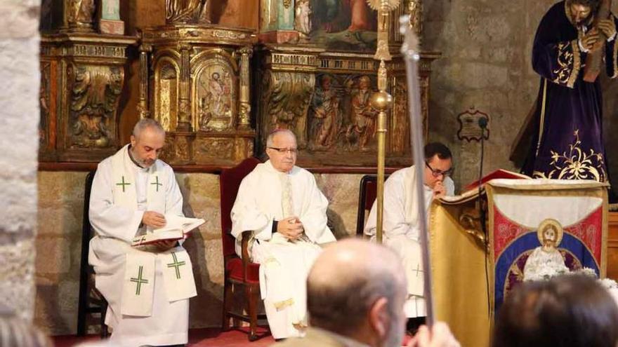 El obispo asiste a la celebración de la festividad del Nazareno de San Frontis