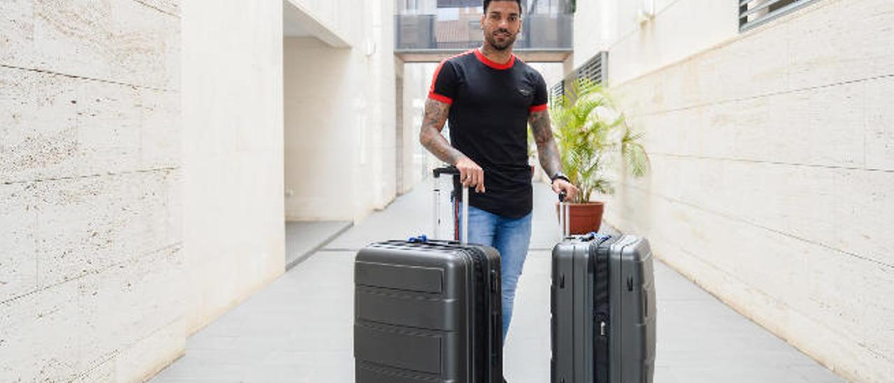 Míchel Macedo, junto a dos maletas de viaje, momentos antes de marcharse de vuelta a Brasil.