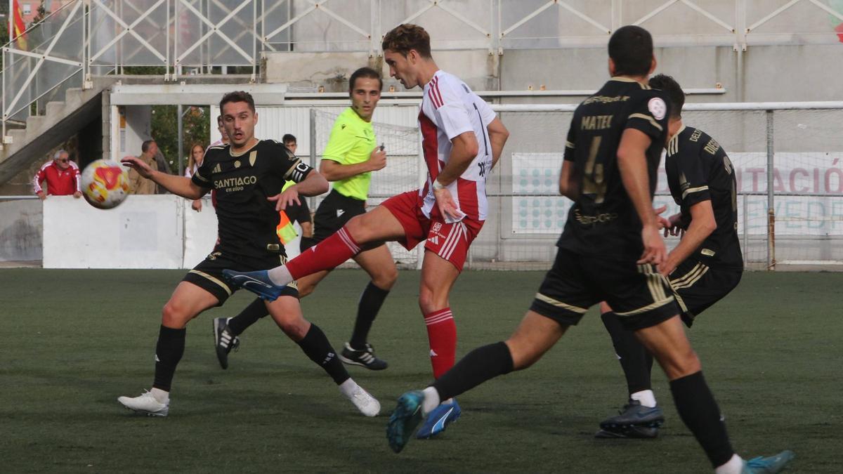 Luismi golpea el balón en el encuentro entre el Alondras y el Compostela.