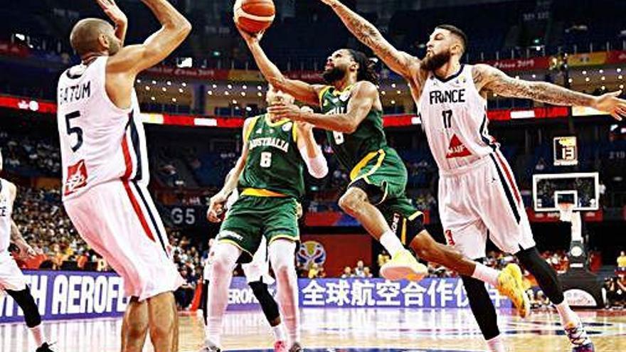 Patty Mills (centre) van tornar a ser decisiu per a Austràlia