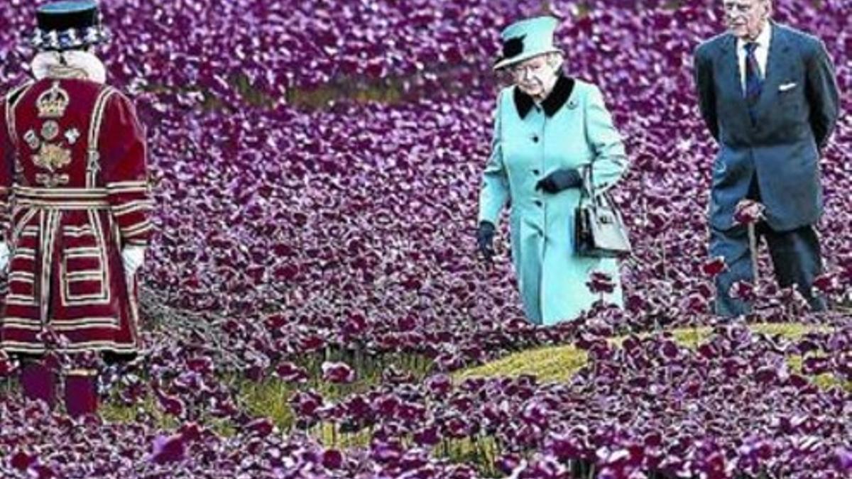 Florido homenaje de Isabel II a los excombatientes británicos_MEDIA_1