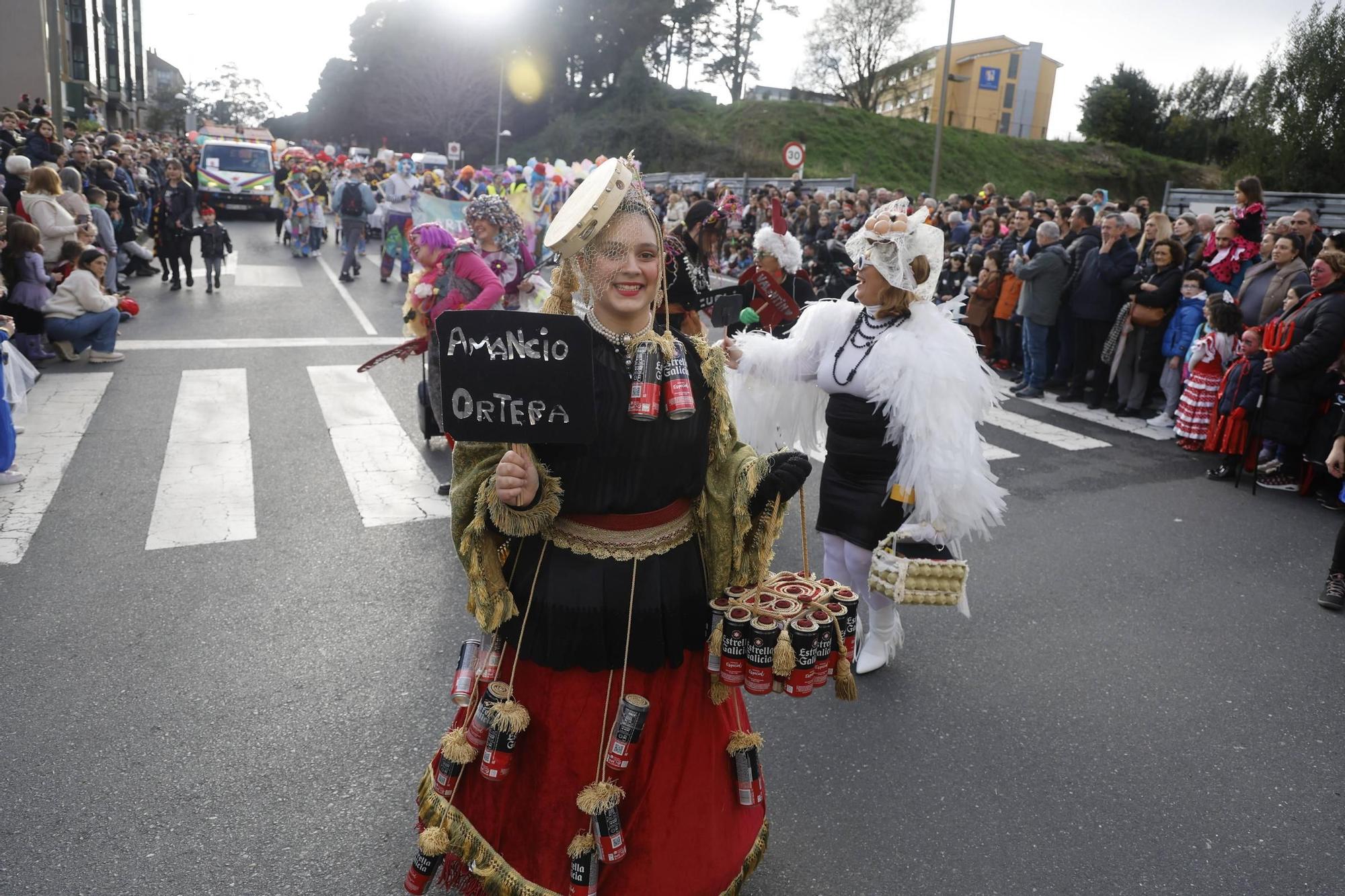 Santiago disfruta del tradicional desfile de Martes de Entroido