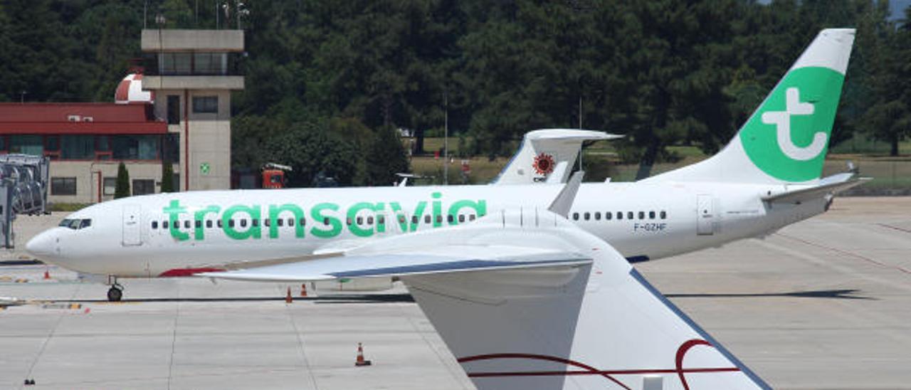 Un avión de Transavia, filial de Air France-KLM, en el aeropuerto de Vigo.